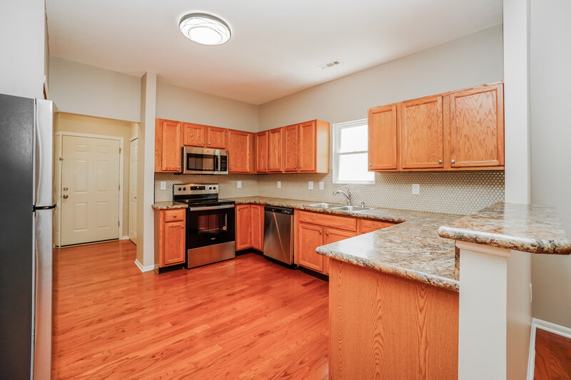 1,780/Mo, 3990 Summerstone Dr Columbus, OH 43230 Kitchen View 2