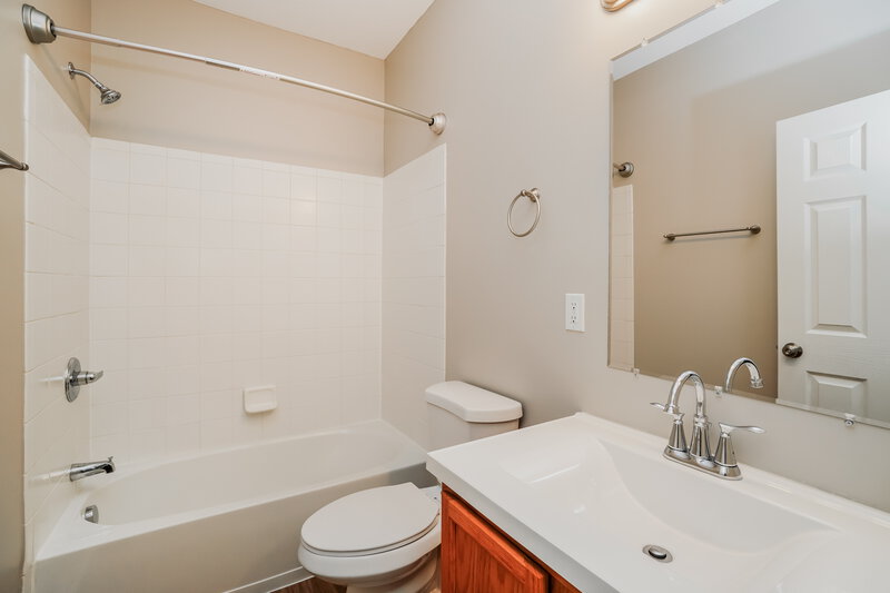 1,780/Mo, 3990 Summerstone Dr Columbus, OH 43230 Bathroom View