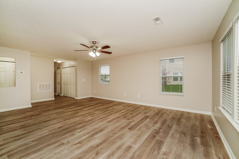 2,125/Mo, 3340 Glasgow Dr Groveport, OH 43125 Living Room View 3
