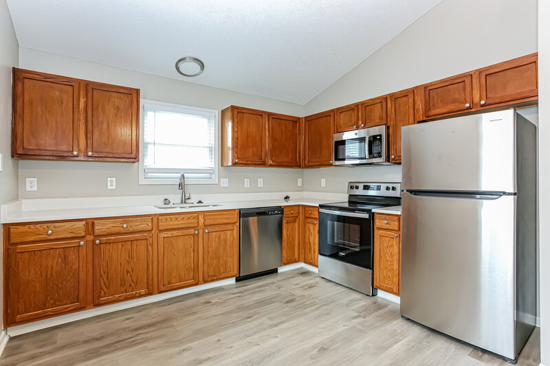 2,040/Mo, 5942 Westbank Dr Galloway, OH 43119 Kitchen View 2