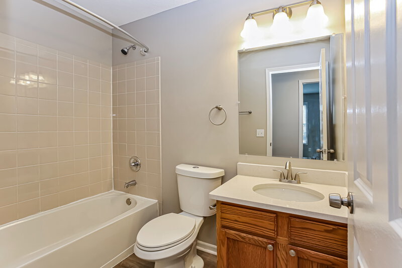 2,040/Mo, 5942 Westbank Dr Galloway, OH 43119 Bathroom View