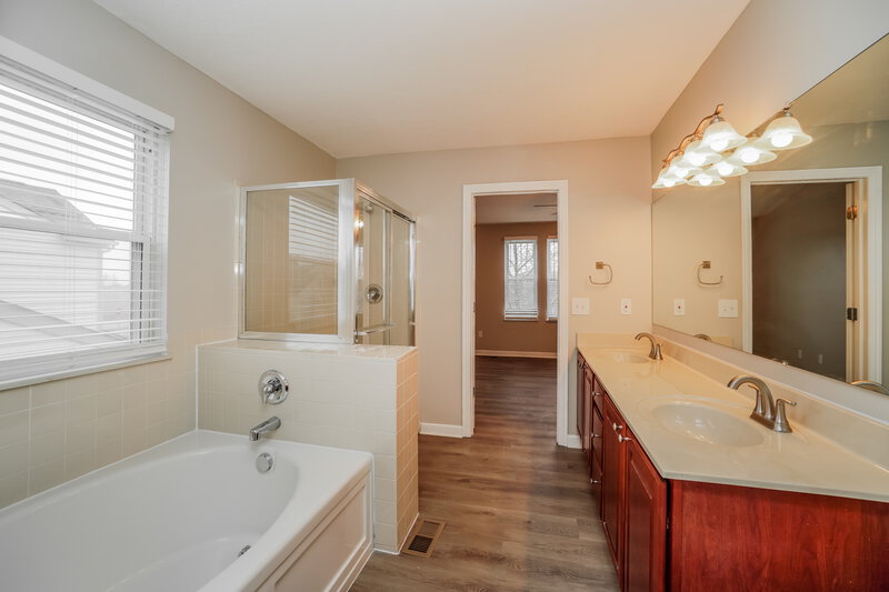 2,875/Mo, 111 Brenden Loop Delaware, OH 43015 Main Bathroom View