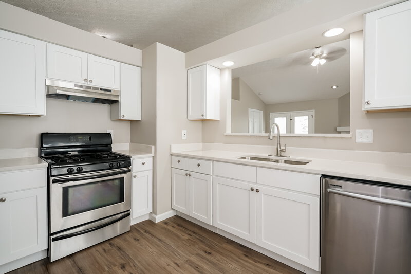 2,360/Mo, 4908 Wallington Dr Hilliard, OH 43026 Kitchen View 2