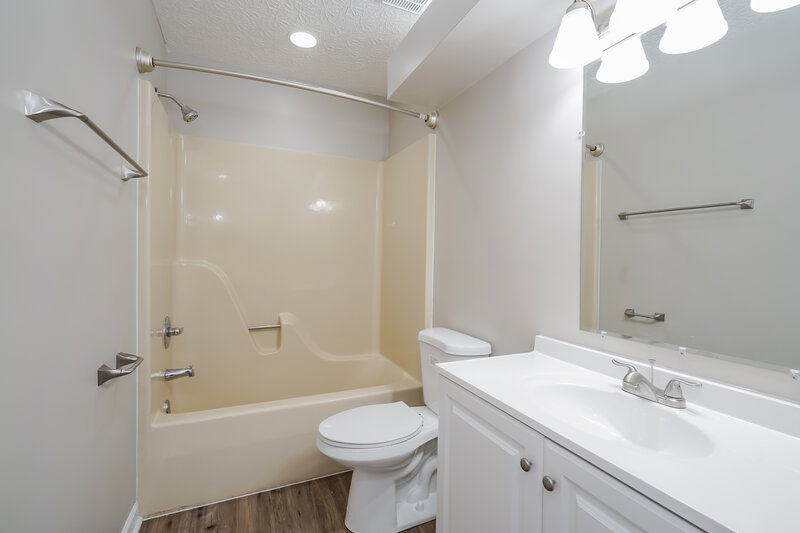 2,360/Mo, 4908 Wallington Dr Hilliard, OH 43026 Main Bathroom View