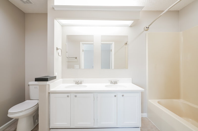 2,360/Mo, 4908 Wallington Dr Hilliard, OH 43026 Bathroom View