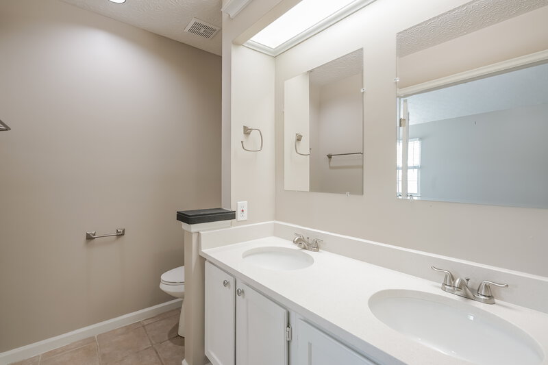 2,360/Mo, 4908 Wallington Dr Hilliard, OH 43026 Bathroom View 2