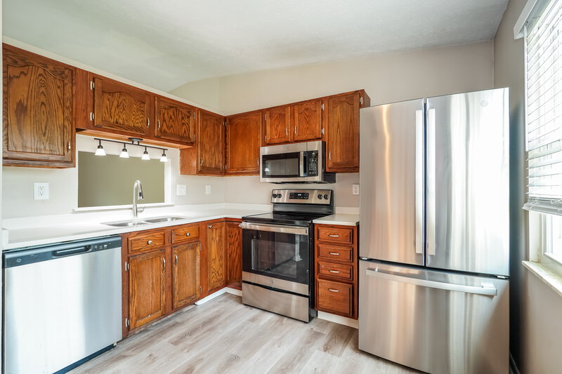 2,380/Mo, 3524 En Joie Dr Columbus, OH 43228 Kitchen View 2
