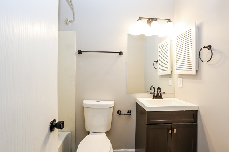 2,140/Mo, 3524 En Joie Dr Columbus, OH 43228 Main Bathroom View