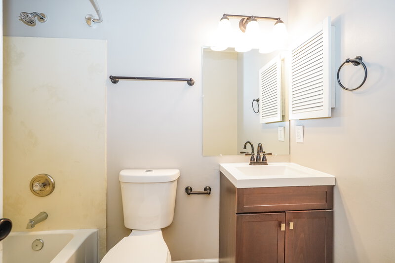 2,380/Mo, 3524 En Joie Dr Columbus, OH 43228 Bathroom View
