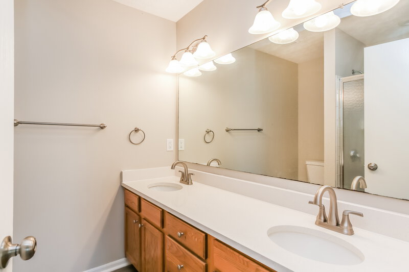 2,000/Mo, 286 Westedge Ct Galloway, OH 43119 Main Bathroom View