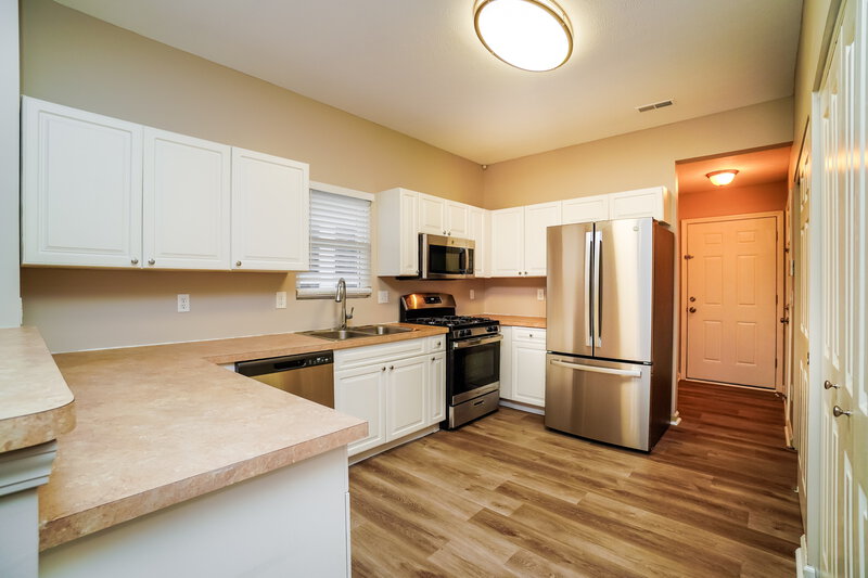 2,155/Mo, 6105 Bristol Ridge Dr Canal Winchester, OH 43110 Kitchen View