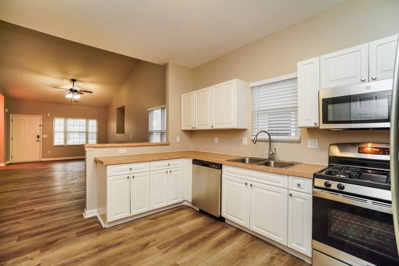2,155/Mo, 6105 Bristol Ridge Dr Canal Winchester, OH 43110 Kitchen View 2
