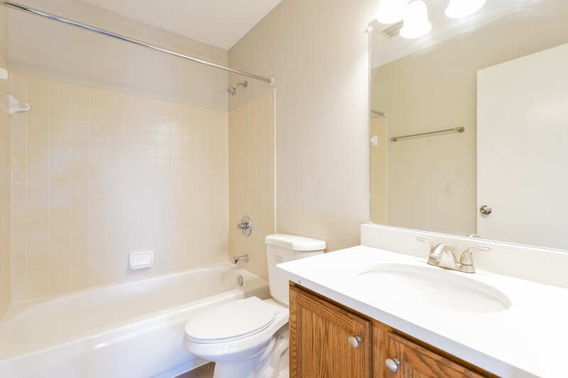 2,255/Mo, 3263 Stadler Dr Pickerington, OH 43147 Main Bathroom View