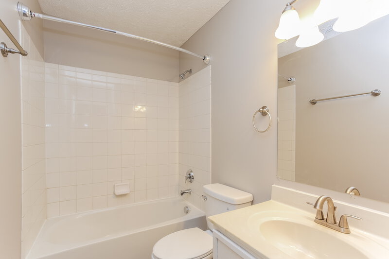 1,945/Mo, 6303 Artesia Dr Canal Winchester, OH 43110 Bathroom View