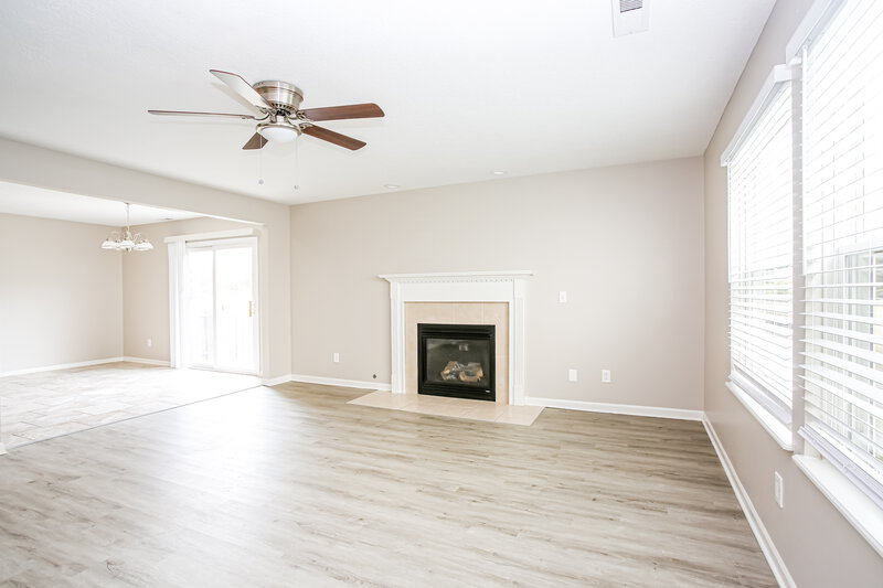 2,700/Mo, 2456 Ashpoint St Columbus, OH 43219 Living Room View 2