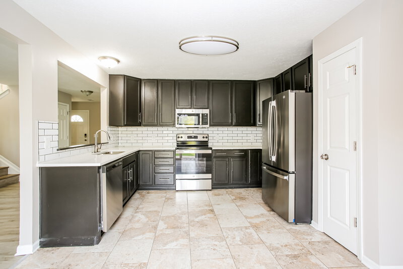 2,700/Mo, 2456 Ashpoint St Columbus, OH 43219 Kitchen View 2