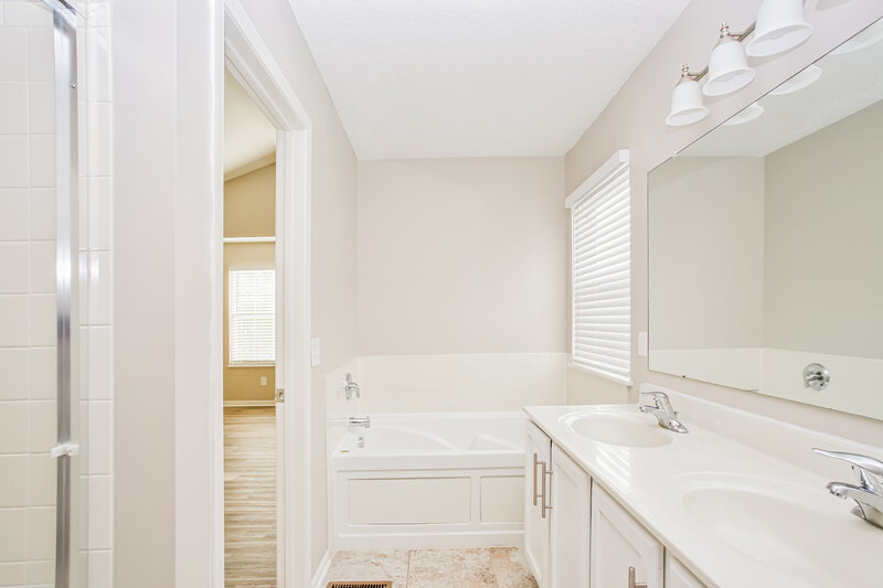 2,700/Mo, 2456 Ashpoint St Columbus, OH 43219 Main Bathroom View