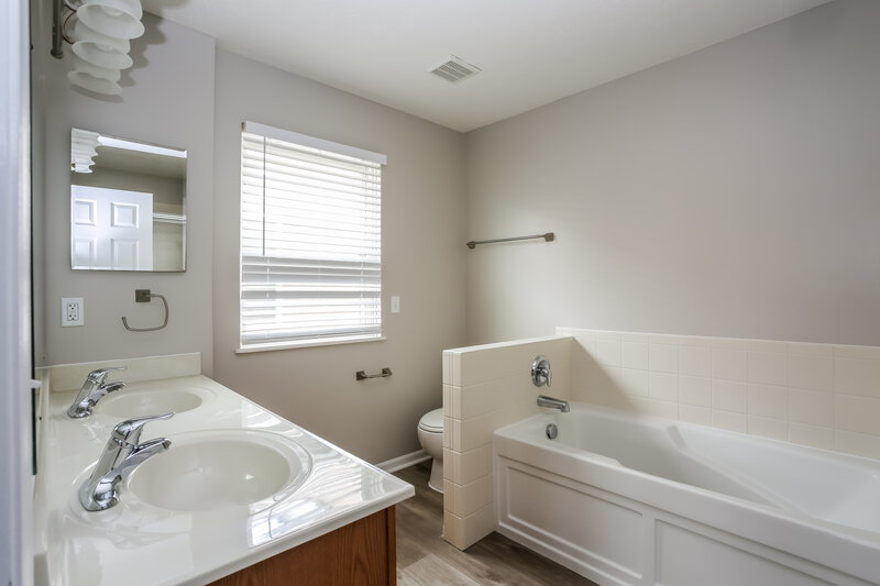 2,230/Mo, 6829 Riding Trail Dr Canal Winchester, OH 43110 Main Bathroom View
