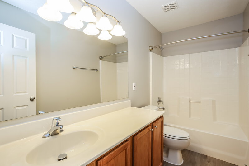 2,230/Mo, 6829 Riding Trail Dr Canal Winchester, OH 43110 Bathroom View
