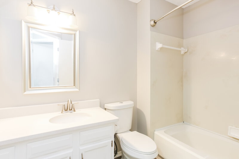 2,990/Mo, 6956 Bennell Dr Reynoldsburg, OH 43068 Main Bathroom View