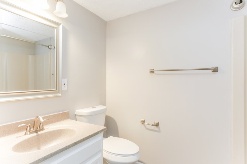 2,990/Mo, 6956 Bennell Dr Reynoldsburg, OH 43068 Bathroom View