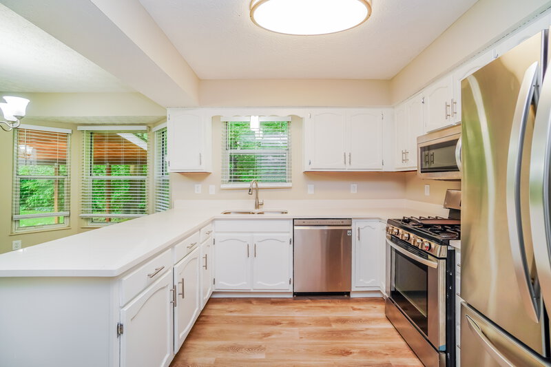 2,240/Mo, 826 Lindenhaven Rd Columbus, OH 43230 Kitchen View 2
