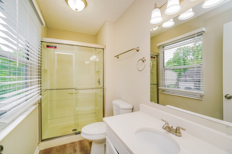 2,240/Mo, 826 Lindenhaven Rd Columbus, OH 43230 Main Bathroom View
