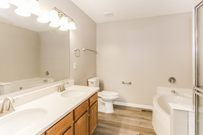 2,355/Mo, 467 Wheatfield Dr Delaware, OH 43015 Main Bathroom View