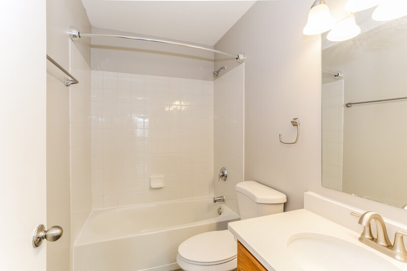 2,355/Mo, 467 Wheatfield Dr Delaware, OH 43015 Bathroom View