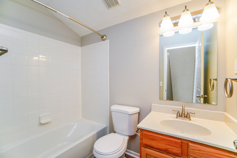 2,425/Mo, 4252 Shortleaf Ln Grove City, OH 43123 Bathroom View