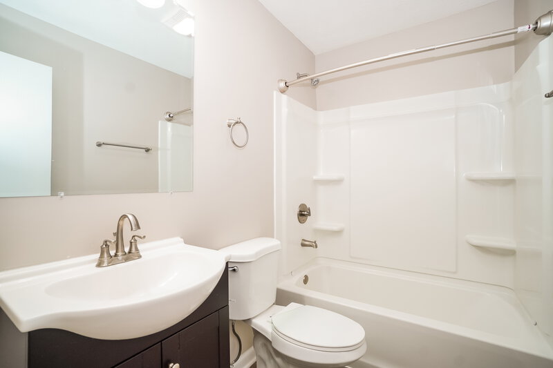 2,240/Mo, 8435 Priestley Dr Reynoldsburg, OH 43068 Bathroom View