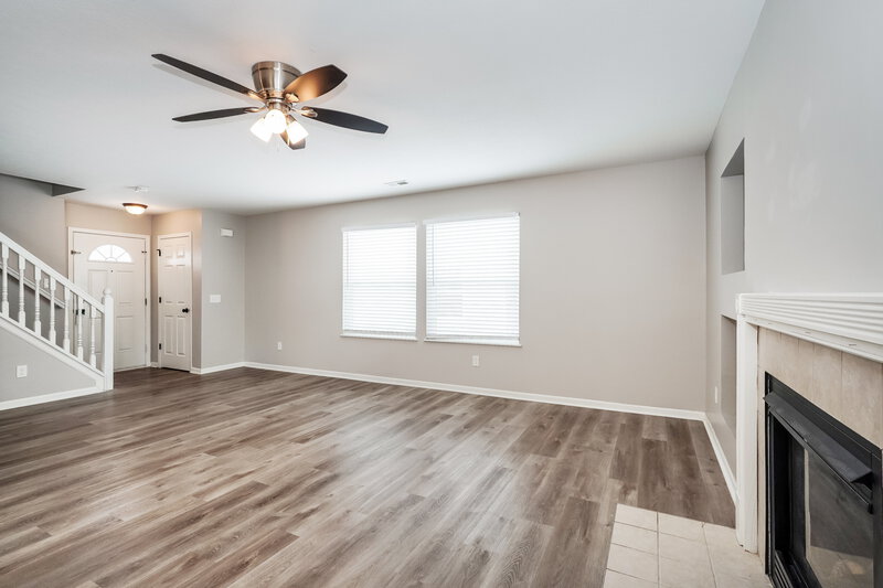 2,205/Mo, 5754 Wooden Plank Rd Hilliard, OH 43026 Living Room View 3