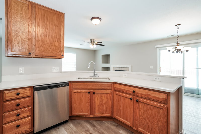 2,205/Mo, 5754 Wooden Plank Rd Hilliard, OH 43026 Kitchen View 2