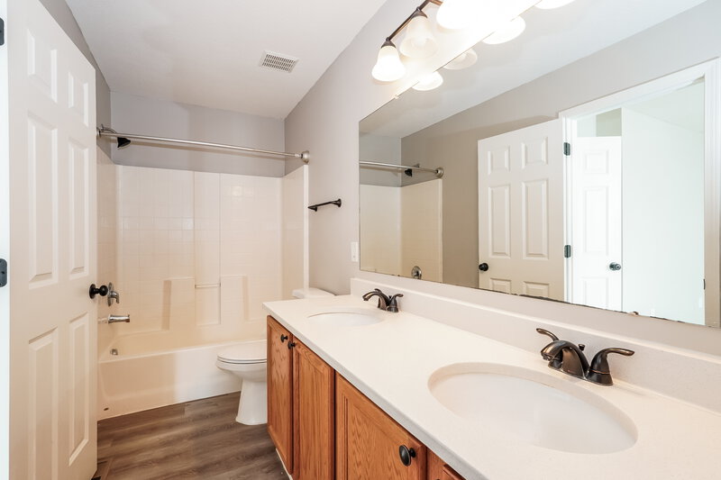 2,205/Mo, 5754 Wooden Plank Rd Hilliard, OH 43026 Main Bathroom View