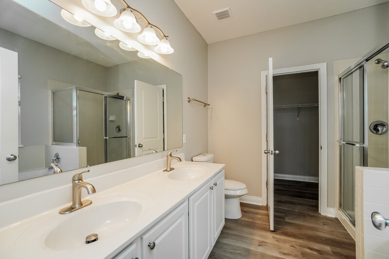 2,545/Mo, 200 Lamplight Ct. Delaware, OH 43015 Main Bathroom View