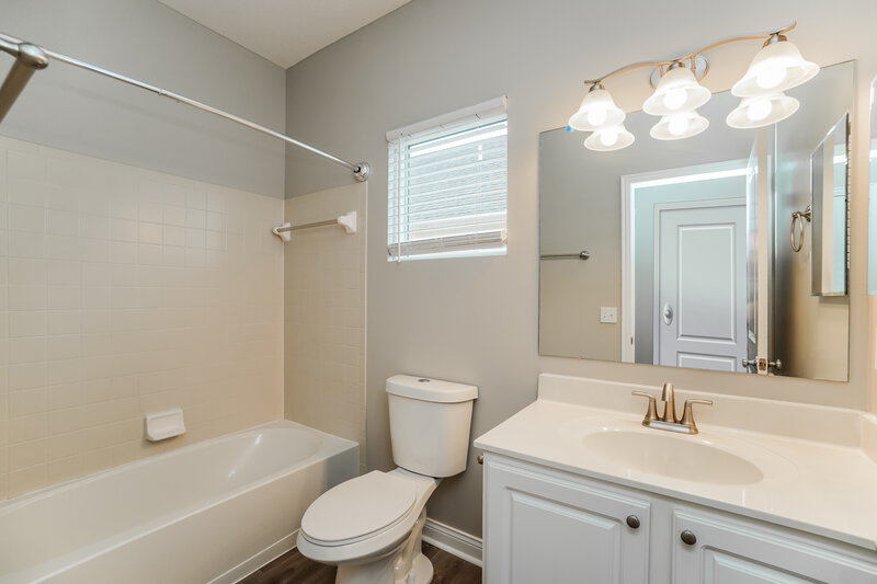 2,545/Mo, 200 Lamplight Ct. Delaware, OH 43015 Bathroom View