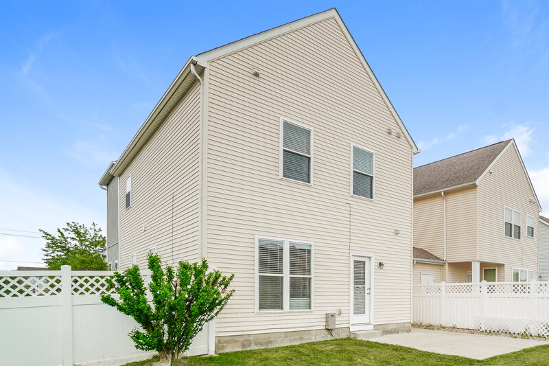 2,545/Mo, 200 Lamplight Ct. Delaware, OH 43015 Rear View