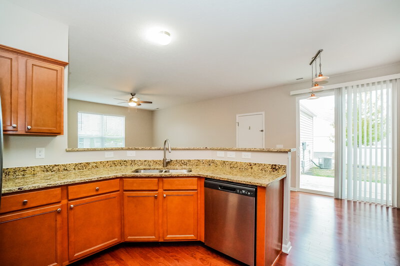 2,390/Mo, 5852 Trail Creek Dr Dublin, OH 43016 Kitchen View