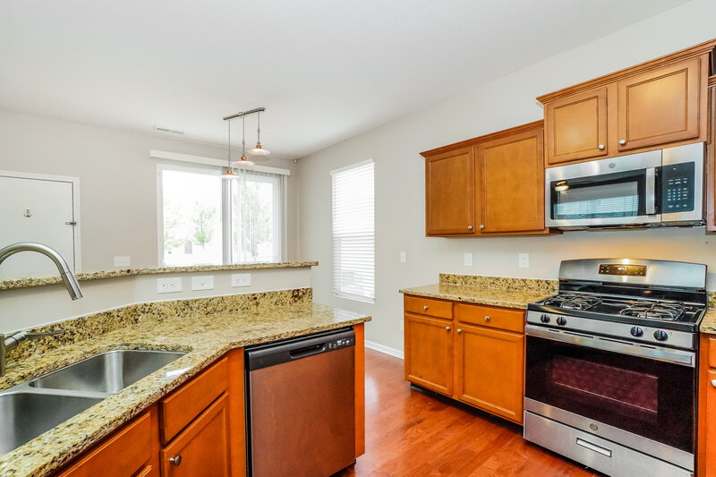 2,390/Mo, 5852 Trail Creek Dr Dublin, OH 43016 Kitchen View 2