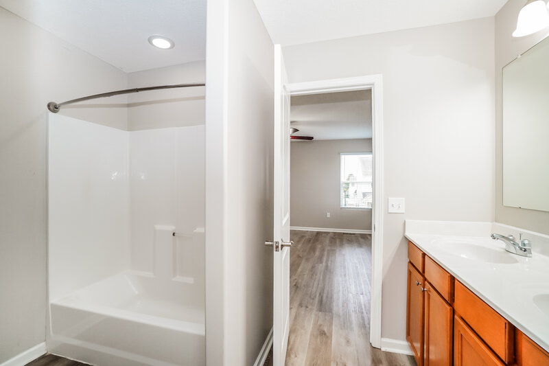 2,390/Mo, 5852 Trail Creek Dr Dublin, OH 43016 Main Bathroom View 2