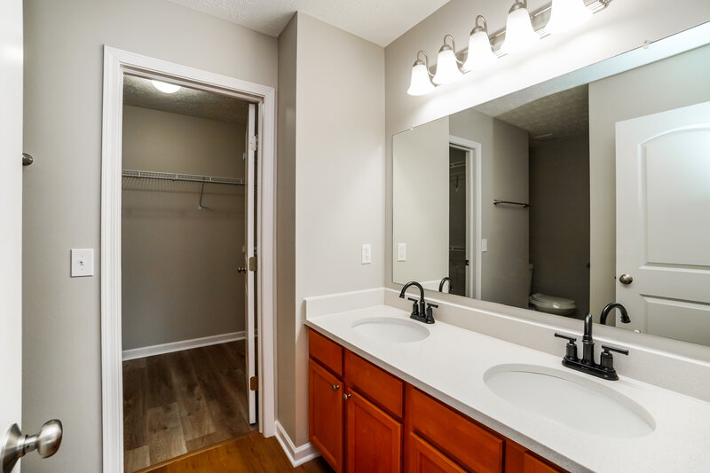 2,155/Mo, 2190 Bowley Brook Dr Columbus, OH 43219 Main Bathroom View