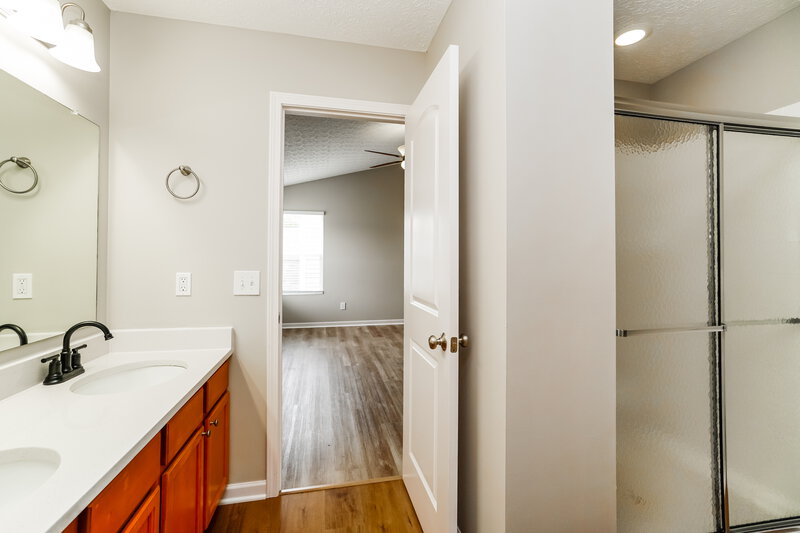 2,155/Mo, 2190 Bowley Brook Dr Columbus, OH 43219 Main Bathroom View 2