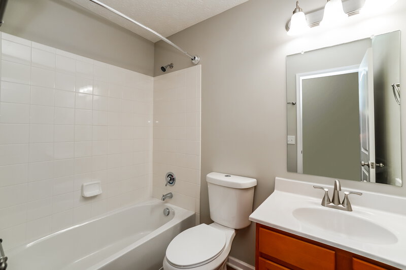 2,155/Mo, 2190 Bowley Brook Dr Columbus, OH 43219 Bathroom View