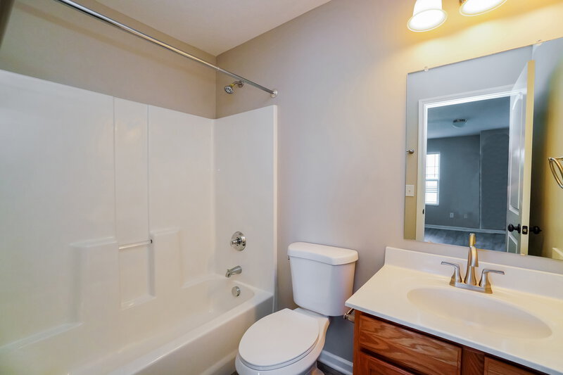 2,095/Mo, 682 Penn St Unit 76 Galloway, OH 43119 Bathroom View