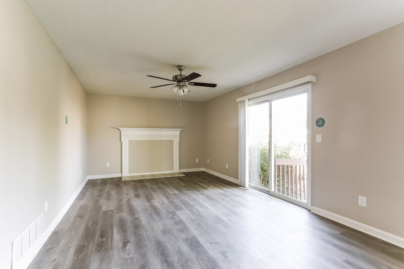 2,130/Mo, 5005 CRESTBURY CT HILLIARD, OH 43026 Living Room View 2