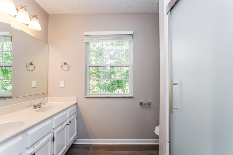 2,130/Mo, 5005 CRESTBURY CT HILLIARD, OH 43026 Main Bathroom View