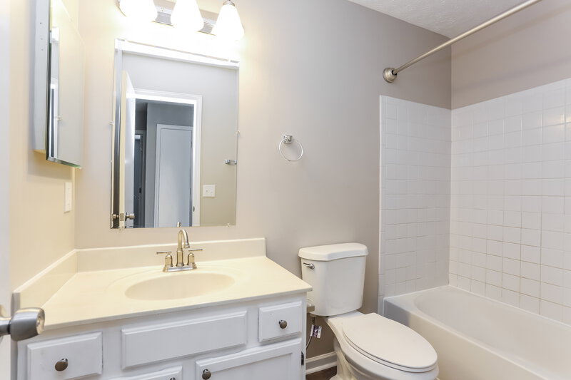 2,130/Mo, 5005 CRESTBURY CT HILLIARD, OH 43026 Bathroom View