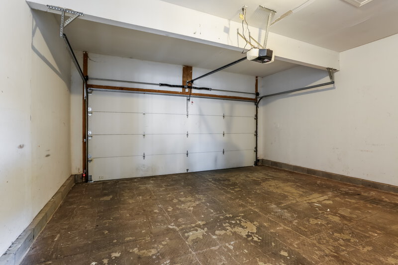 2,130/Mo, 5005 CRESTBURY CT HILLIARD, OH 43026 Garage View