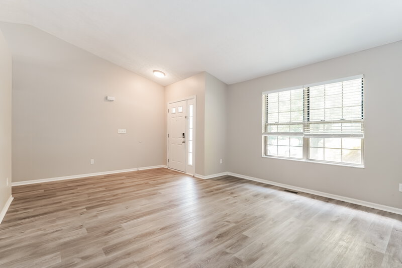 2,460/Mo, 4634 Teller St Columbus, OH 43228 Living Room View