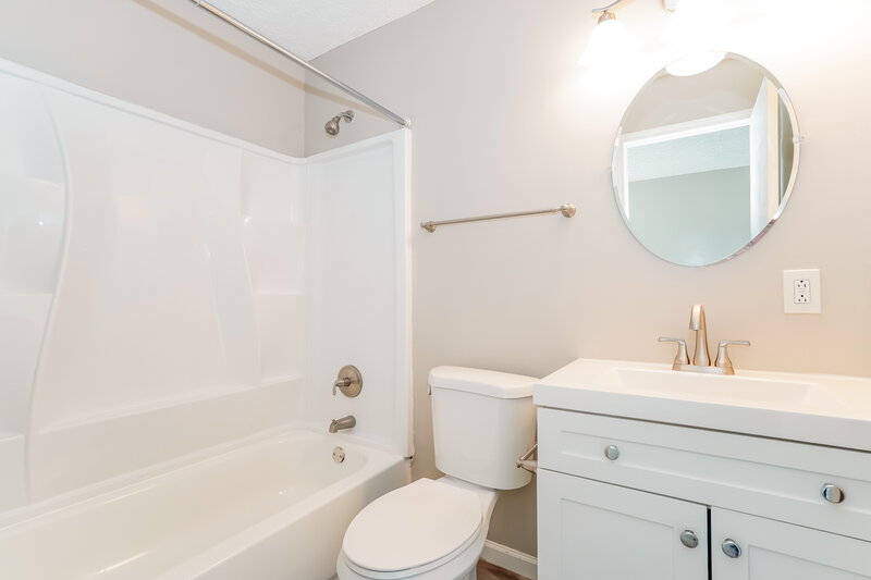 2,460/Mo, 4634 Teller St Columbus, OH 43228 Main Bathroom View